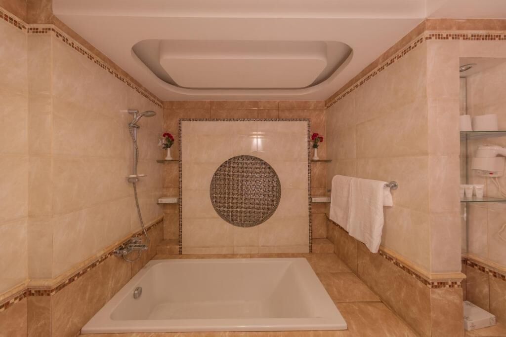 Combined shower/bathtub, free toiletries, bathrobes, slippers