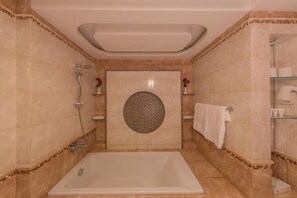 Duschwanne, kostenlose Toilettenartikel, Bademäntel, Hausschuhe