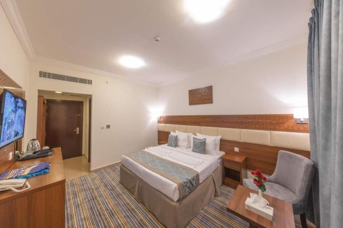 1 slaapkamer, een bureau, verduisterende gordijnen, geluiddichte muren