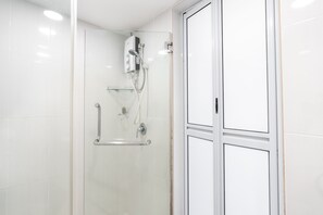 Classic Apartment | Bathroom | Shower, towels
