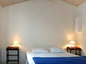4 bedrooms, travel cot, free WiFi, bed sheets