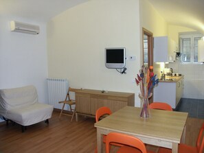 Apartment, 1 Schlafzimmer (A) | Wohnzimmer | 24-Zoll-LCD-Fernseher mit Digitalempfang, Fernseher