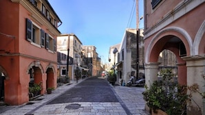 A narrow cobblestone street lined with historic buildings, featuring arched doorways and traditional architecture. - Luxury Family House (Corfu)