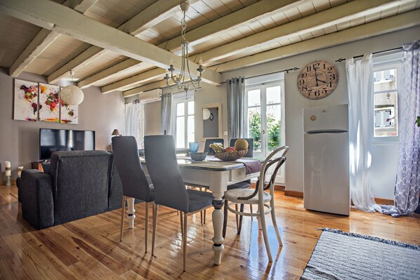Ferienhaus | Wohnzimmer | 30-Zoll-Flachbildfernseher mit Kabelempfang, Fernseher