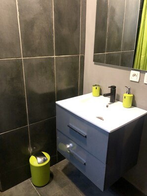 Een douche, een haardroger, een bidet, handdoeken