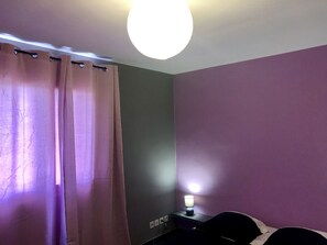 2 habitaciones, tabla de planchar con plancha, wifi y ropa de cama 