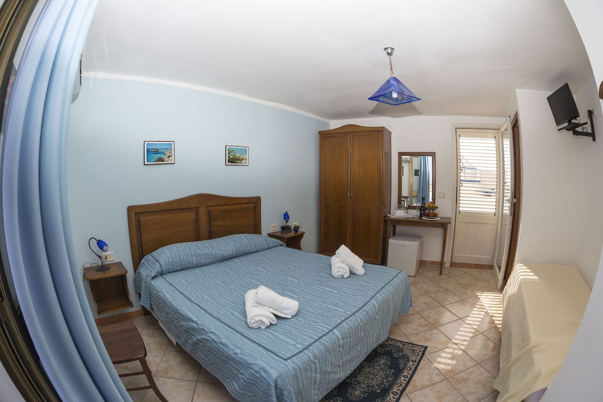 Double Room | In-room safe, iron/ironing board, free cribs/infant beds, rollaway beds