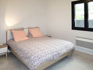 3 quartos, berço de viagem, Wi-Fi de cortesia, roupa de cama