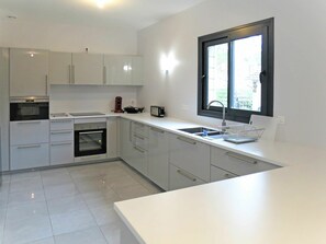 Microonde, forno, lavastoviglie, seggiolone