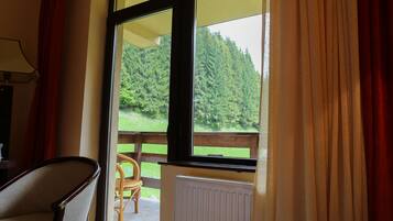 1 غرفة نوم وميني بار وخزنة داخل الغرفة ومكتب