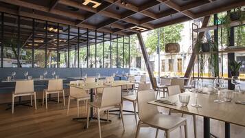 Dagelijks ontbijtbuffet (EUR 25 per persoon)