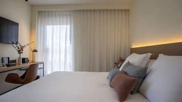 Luxe beddengoed, een minibar, een kluis op de kamer, een bureau