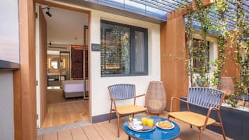 Kahden hengen executive-huone (Paxton) | Ylelliset vuodevaatteet, minibaari, tallelokero huoneessa, työpöytä