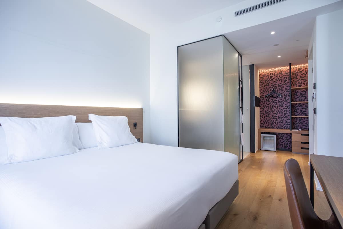 Standard-Doppel- oder -Zweibettzimmer | Hochwertige Bettwaren, Minibar, Zimmersafe, Schreibtisch