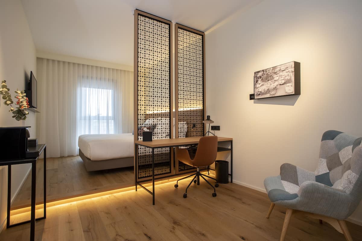 Hochwertige Bettwaren, Minibar, Zimmersafe, Schreibtisch