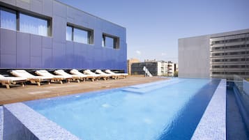 Een seizoensgebonden buitenzwembad