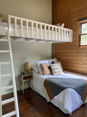3 bedrooms, iron/ironing board, travel crib, bed sheets - Escape to the Country (Rosebrook)