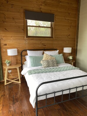 3 habitaciones, tabla de planchar con plancha y cuna de viaje