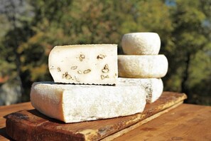 Douche, sĂšche-cheveux, bidet, serviettes fournies