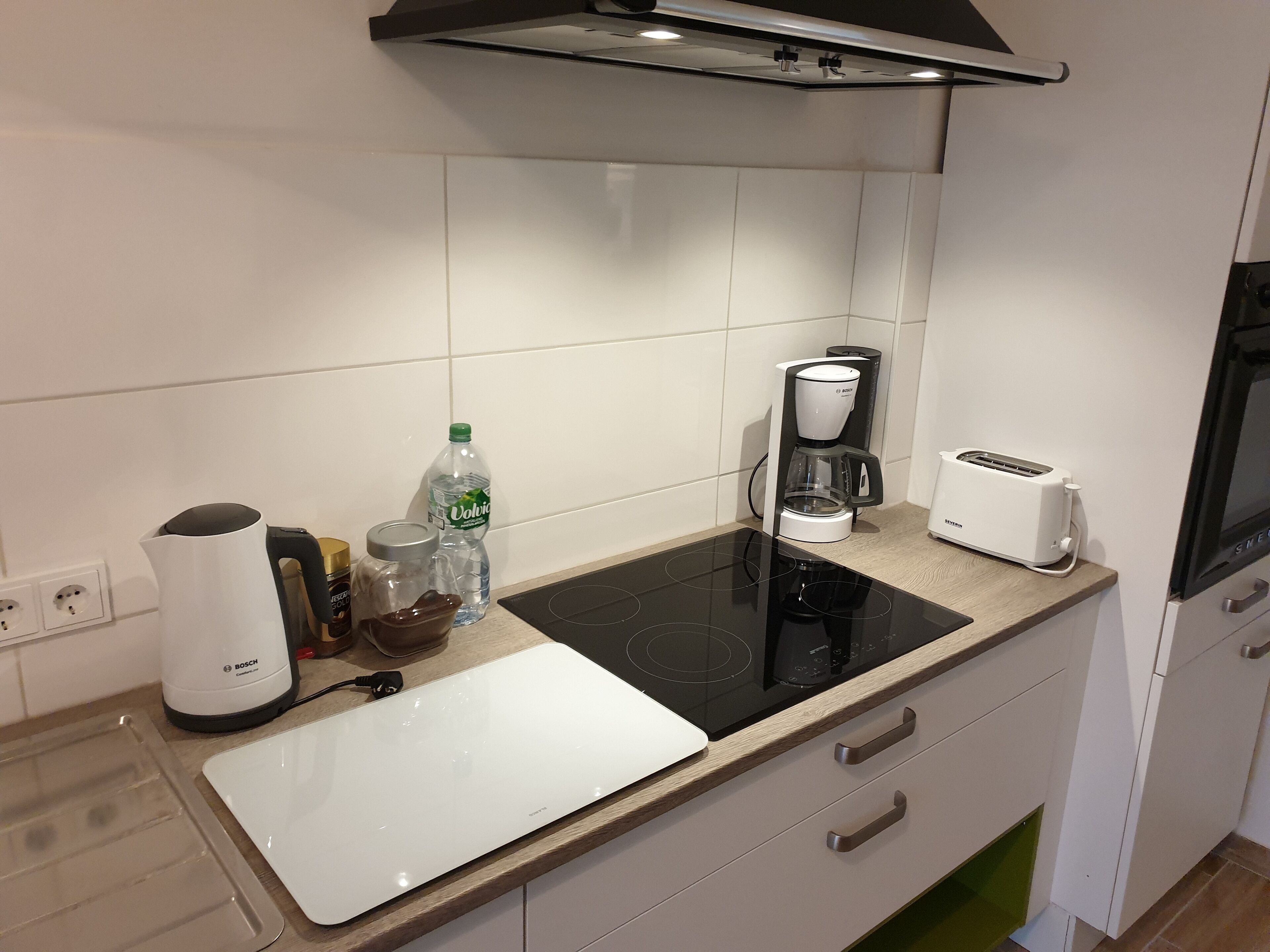 Kühlschrank, Mikrowelle, Ofen, Geschirrspüler