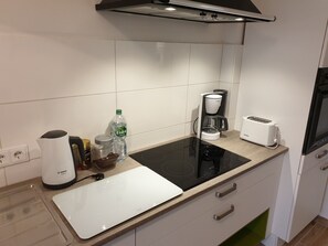 Jääkaappi, mikroaaltouuni, uuni, astianpesukone