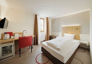 ミニバー、セーフティボックス (室内)、デスク、ノートパソコン用作業スペース