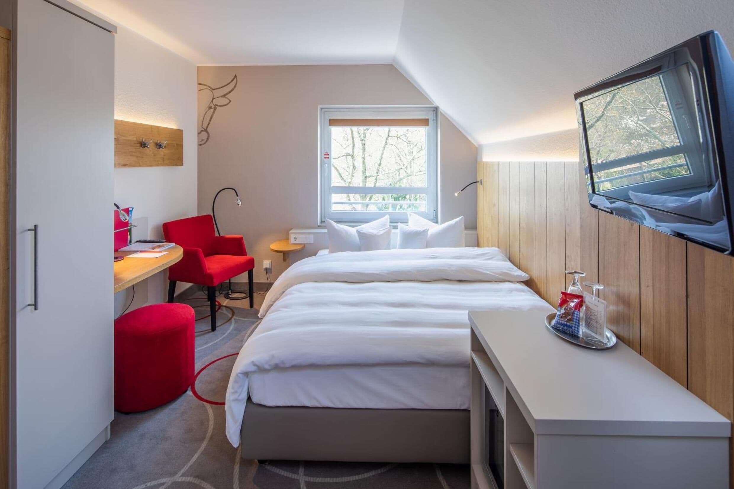 Frigobar, cofres nos quartos, escrivaninha