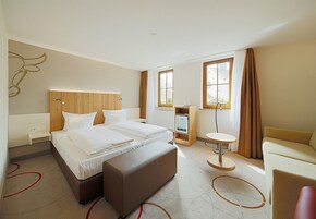 Minibar, caja de seguridad en la habitación y escritorio 