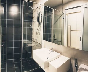 Douche, séchoir à cheveux, bidet, serviettes fournies