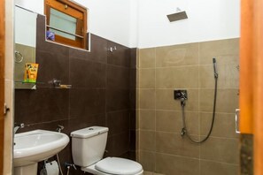 Tina con regadera, bidet, toallas, jabón