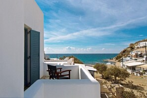 A balcony with a view of the sea and a coastal village. - Perigiali Rooms (Folegandros)