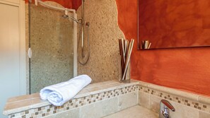 Badewanne, Haartrockner, Bidet, Handtücher