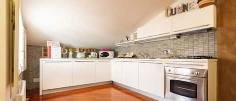 Frigorifero, microonde, forno, piano cottura