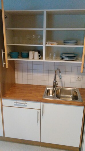 Refrigerador, microondas, silla alta para bebés, utensilios de cocina