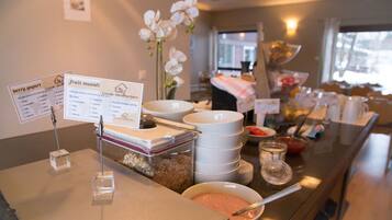 Daily buffet breakfast (NOK 100 per person)