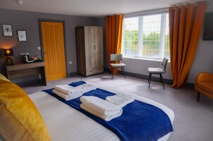 Escritorio, espacio para trabajar con laptop y cortinas blackout