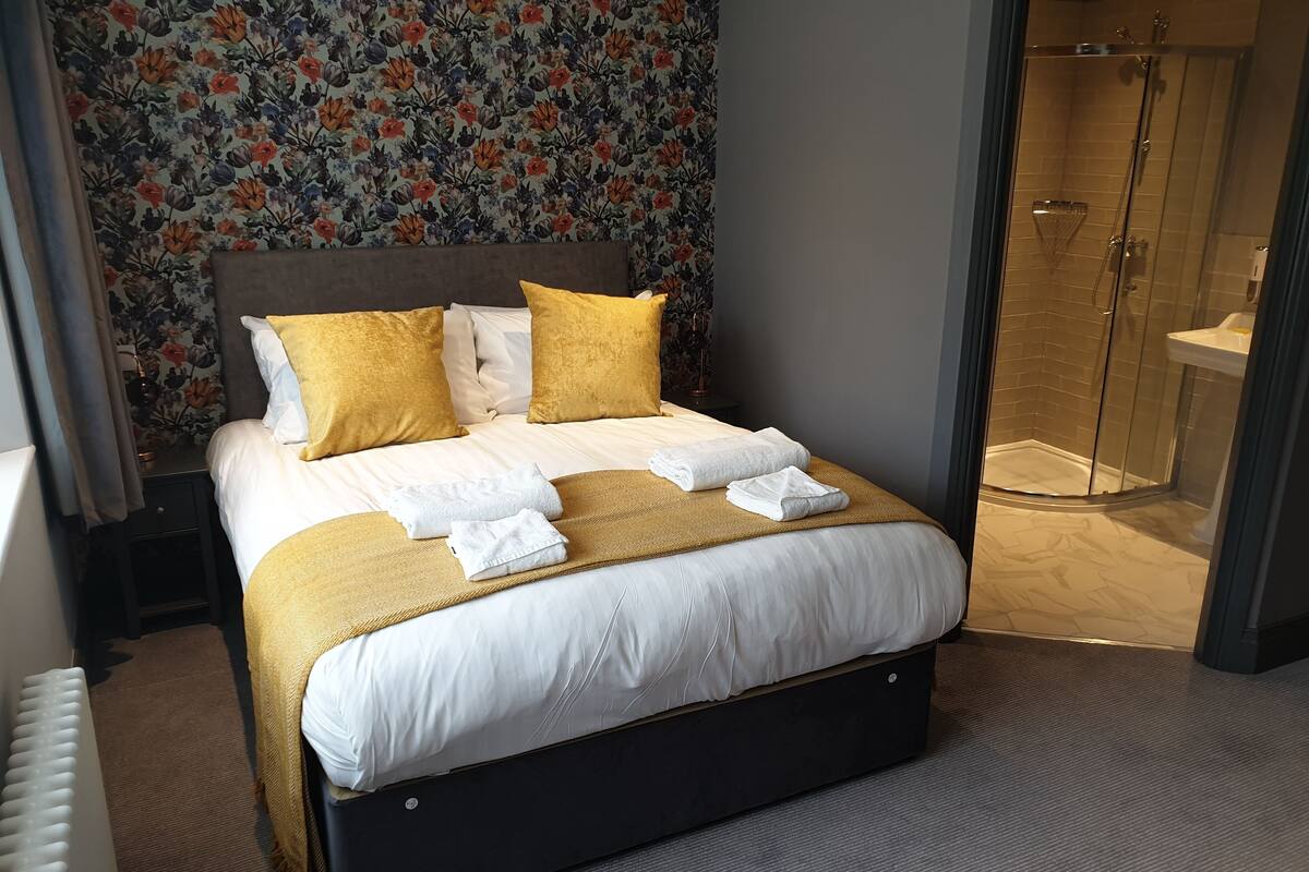 Superior Double Room, 1 King Bed | Desk, laptop workspace, blackout drapes, iron/ironing board