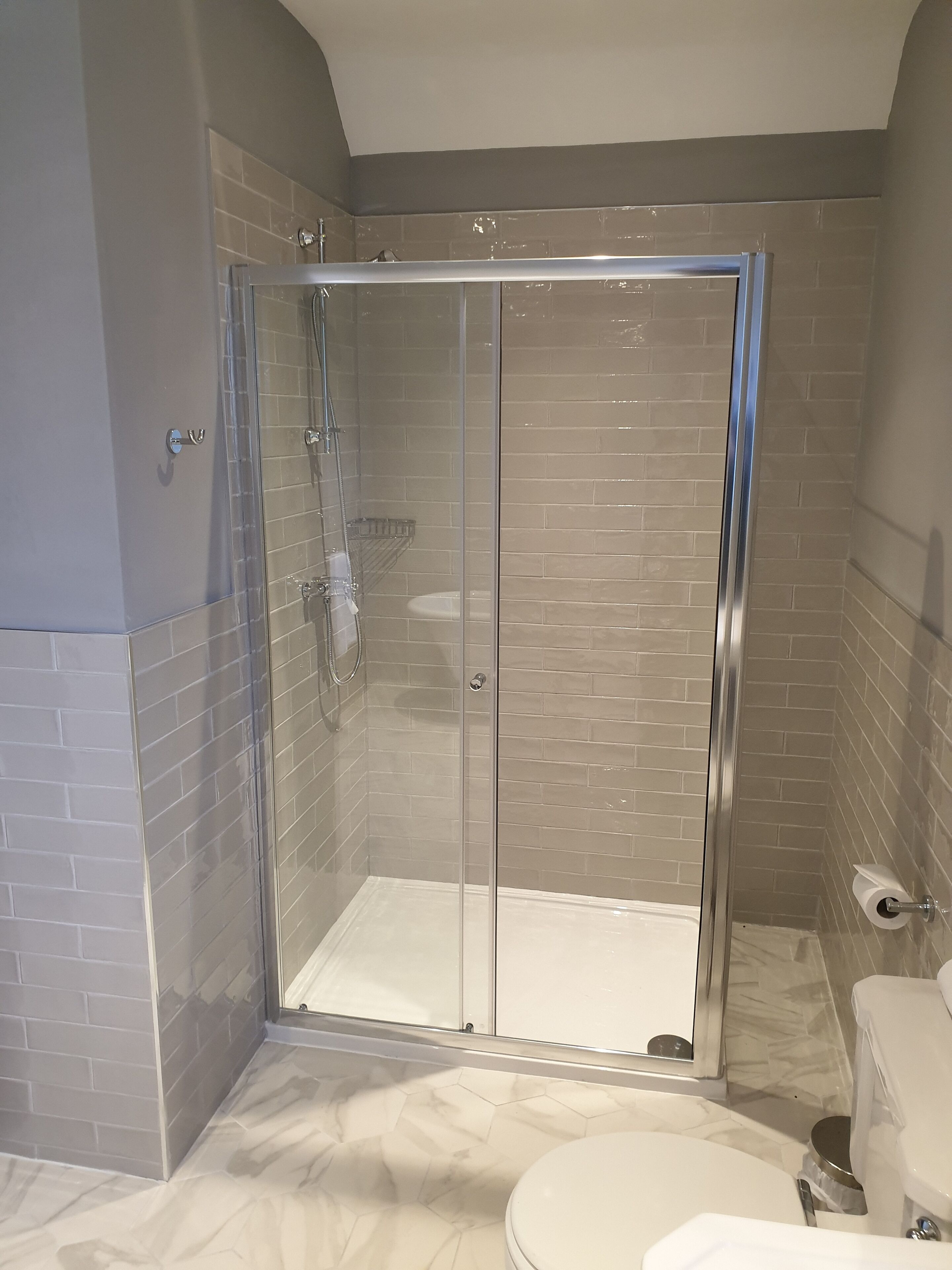 deluxe double room | bathroom | free toiletries, hair dryer, towels