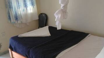 Double Room | Desk, bed sheets