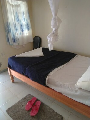 Habitación doble | Escritorio y ropa de cama