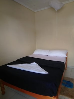 Habitación doble | Escritorio y ropa de cama