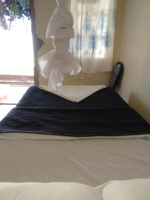 Double Room | Desk, bed sheets