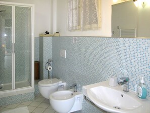 Bathroom - Cosy apartment for 5 people with WIFI, TV and patio (Imperia)