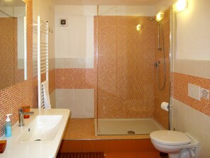 Bathroom - Lovely apartment for 5 guests with WIFI, TV and patio (Imperia)