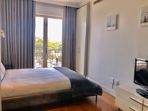 2 bedrooms, iron/ironing board, WiFi, bed sheets - Luxury 2 Bedroom Cape Town Apartment (Green Point)