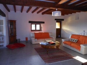 Smart-tv, eldstad, tv-spel och dvd-spelare