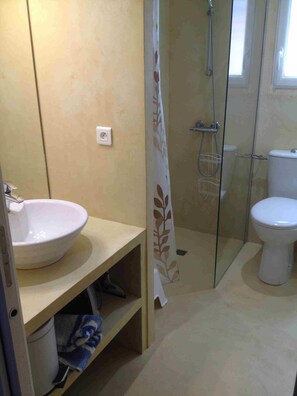 Douche, sèche-cheveux, serviettes fournies, papier toilette