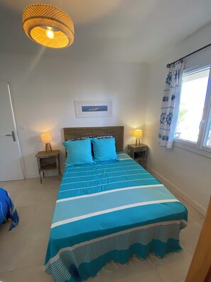 3 slaapkamers, een bureau, een strijkplank/strijkijzer, reisbedje