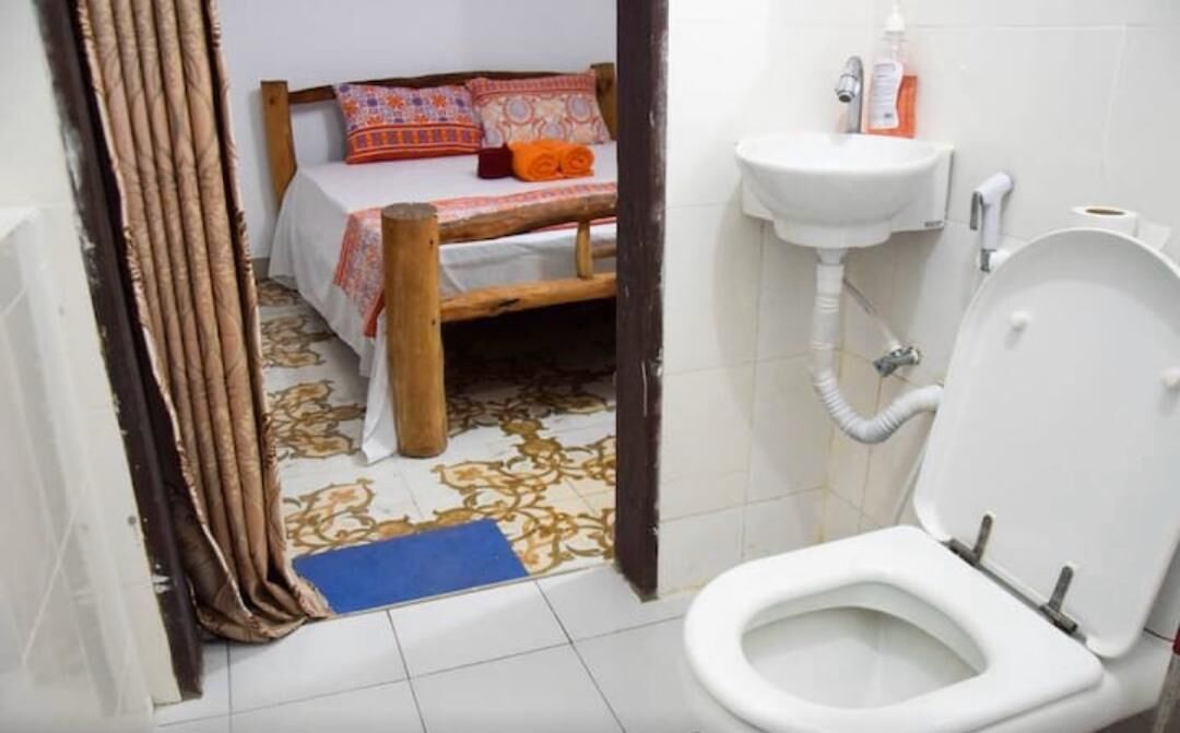 Double Room | Bathroom | Shower, towels, soap, shampoo