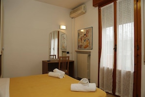 Double Room | In-room safe, bed sheets - Hotel Villa Dina (Rimini)